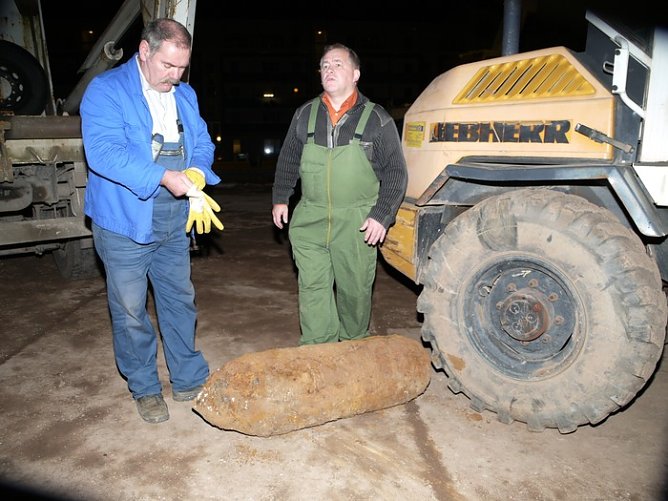 Bombe entsch&auml;rft, rechts Sprengmeister West rechts (Foto: nnz)