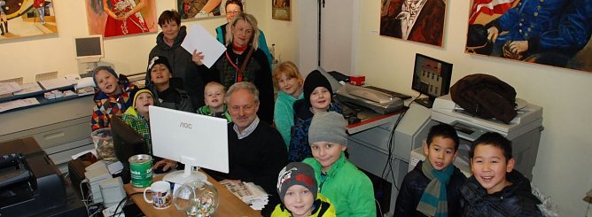 Im Kopierzentrum Hettstedt erfuhren die Grundsch&uuml;ler heute Vormittag, dass hier die erste Internet-Zeitung des Mansfelder Landes entsteht. Sie staunten, wie schnell sie &uuml;ber sich selbst etwas an ihrem Smartphone bzw. Computer lesen k&ouml;nnen. (Foto: Claudia Franke)