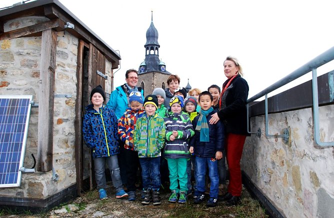 Ferienabenteuer Turmbesteigung. Vom Molmeckturm aus hatten die Hortkinder einen guten Blick &uuml;ber die Stadt. Gespielt wurde: Wer erkennt welches Geb&auml;ude?. Am interessantesten fanden aber viele, dass auf dem Plateau des Turmes Moos w&auml;chst. (Foto: Jochen Miche)