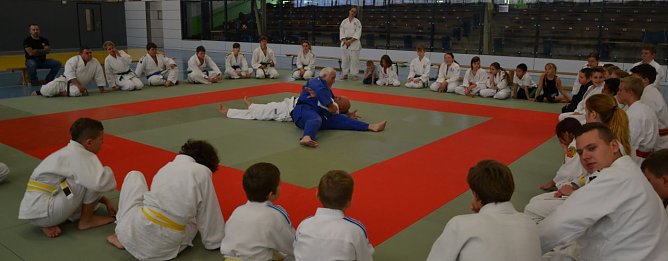 O-Sensei Hans-J&uuml;rgen Tschentke aus Eisleben zeigte heute Vormittag in der Hettstedter Drushba-Halle eine Festhaltetechnik am Boden. Bewunderung erhielt er aber auch f&uuml;r seine enorme Fitness im Alter von immerhin 75 Jahren - Kampfsport h&auml;lt offenbar jung. (Foto: Claudia Franke)