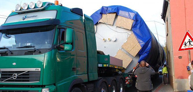 Einf&auml;delk&uuml;nstler. Die Lkw-Fahrer der Ostfriesl&auml;ndischen Spedition mussten in Siersleben teilweise nur wenige Zentimeter an Dachkanten oder Hausw&auml;nden vorbei fahren. (Foto: Jochen Miche)
