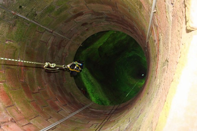 Arbeiten am tiefsten Burgbrunnen (Foto: Stadtmarketing Bad Frankenhausen)