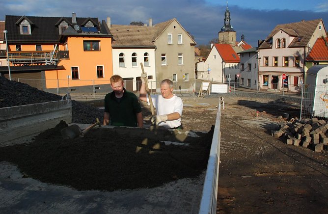 Philipp Hartlepp und Manfred Becker gestalten in wesentlichen Teilen das Freigel&auml;nde am Obertor 4 in Hettstedt. (Foto: Jochen Miche)