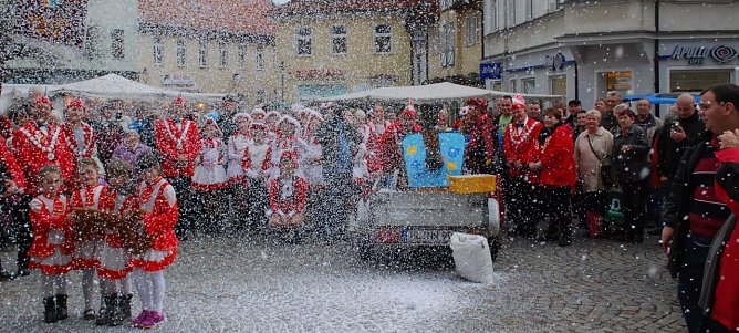 Nicht der erste Schnee in diesem Herbst, aber der lustigste: Wer getroffen wurde, sch&uuml;ttelte sich, als habe er Angst, er k&ouml;nne sich unterk&uuml;hlen. (Foto: Jochen Miche)