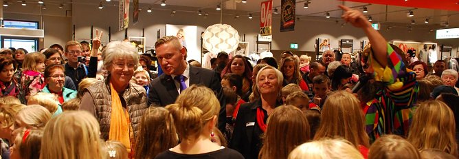 Von hunderten fr&ouml;hlichen Menschen umgeben: Eislebens Oberb&uuml;rgermeisterin Jutta Fischer, AWG-Bezirksleiter Michael K&ouml;nig, Filialleiterin Kathrin Bellstedt und Clown Jost. (Foto: Jochen Miche)