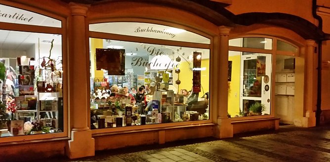 Anheimelnd wirkte die Buchhandlung "Die B&uuml;cherfee" heute Abend. Hier erlebten rund 40 Besucher die Autorin Helena Grass. (Foto: Andr&eacute; Kosig)