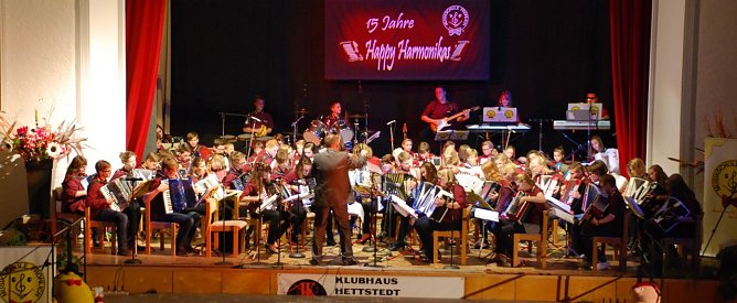 Sein 15-j&auml;hriges Bestehen feierte heute das Akkordeonorchester Happy Harmonikas im Klubhaus Hettstedt. Fast 600 G&auml;ste begeisterte das zweist&uuml;ndige Showprogramm. (Foto: Jochen Miche)