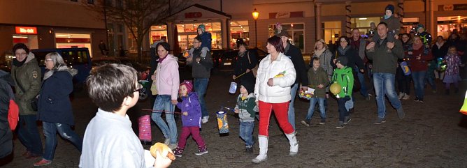 Hundert und mehr Meter lang waren die Laternenumz&uuml;ge, die im Sternmarsch zum Markt f&uuml;hrten, wo der Nikolaus erwartet wurde. (Foto: Jochen Miche)