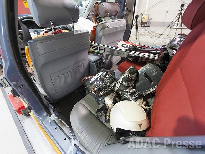 So nicht - auch die Skiausr&uuml;stung kann falsch gepackt zur t&ouml;dlichen Gefahr werden (Foto: ADAC)