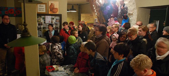 Dicht gedr&auml;ngt standen die Besucher in der Druckerei. (Foto: Jochen Miche)