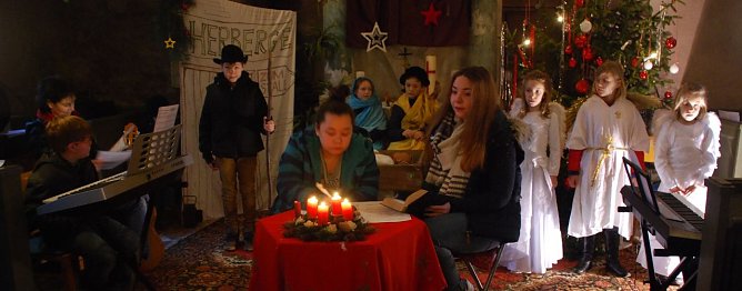 Szene aus dem Krippenspiel in der Lengefelder Nikolaikirche. (Foto: Jochen Miche)