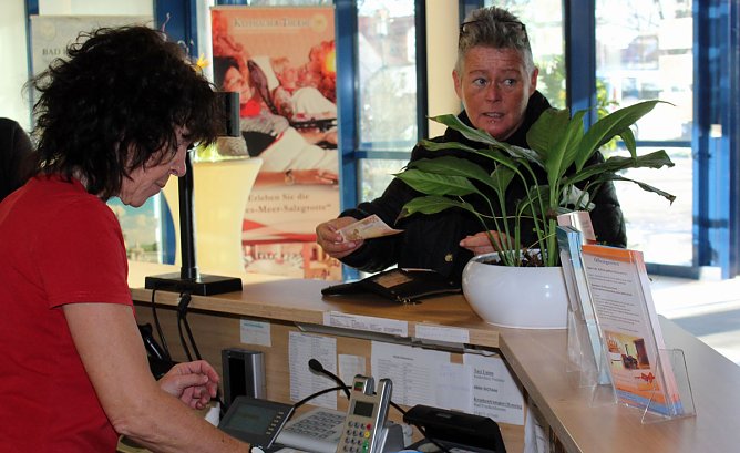 2 Millionste Besucher in der Kyffhäuser-Therme begrüßt! (Foto: Karl-Heinz Herrmann) 2 Millionste Besucher in der Kyffhäuser-Therme begrüßt! (Foto: Karl-Heinz Herrmann)