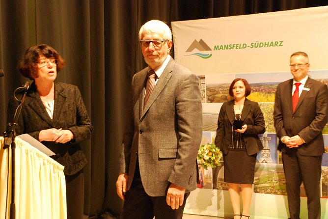 Landr&auml;tin Dr. Angelika Klein h&auml;lt die Laudatio auf den langj&auml;hrigen Chef des Kreisseniorenrates, Hans-Georg Schmitt (2. v. l.). (Foto: Jochen Miche)