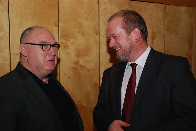 Begegnungen am Rande: Die Stimme von MDR Radio Sachsen-Anhalt, Theo M. Lies (links), im Gespr&auml;ch mit der Stimme der Nordth&uuml;ringer evangelischen Christen, Superintendent Krist&oacute;f B&aacute;lint. (Foto: Jochen Miche)