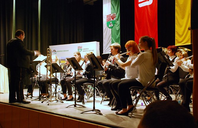 Mit ebenso besinnlichen wir temperamentvollen Melodien bereicherte das Jugendblasorchester der Kreismusikschule "Carl CHristian Agthe" den Neujahrsempfang. (Foto: Jochen Miche)