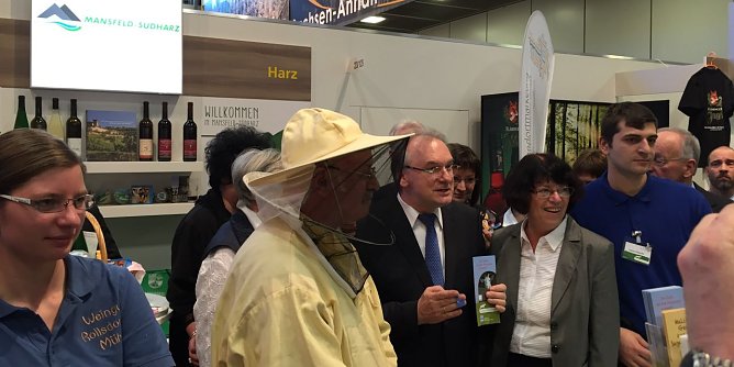 Landr&auml;tin Dr. Angelika Klein und Ministerpr&auml;sident Dr. Rainer Haseloff am Stand des Landkreises Mansfeld-S&uuml;dharz. (Foto: Cathleen Scheiner)
