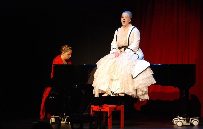 F&uuml;r einen stimmungsvollen Auftakt des Neujahrsempfangs im Theater der Kulturwerk gGmbH in Eisleben sorgten die Schauspielerinnen Michaela Dazian und Almut Liedke mit "Theater" von Katja Ebstein. (Foto: Jochen Miche)