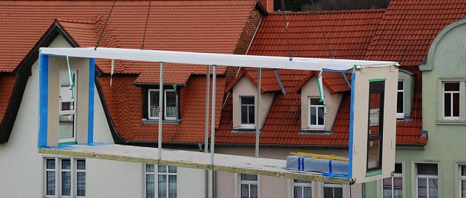 B&uuml;ro mit Aussicht. Dieses Bauteil schwebte vom Lkw hoch hinaus &uuml;ber das Ger&uuml;st, hinunter in die Reihe der bereits platzierten Module. (Foto: Jochen Miche)