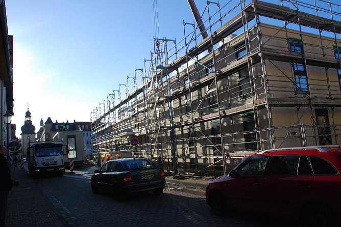 Hettstedter Attraktionen: Das Saigertor und die Baustelle des k&uuml;nftigen Jobcenters. (Foto: Jochen Miche)