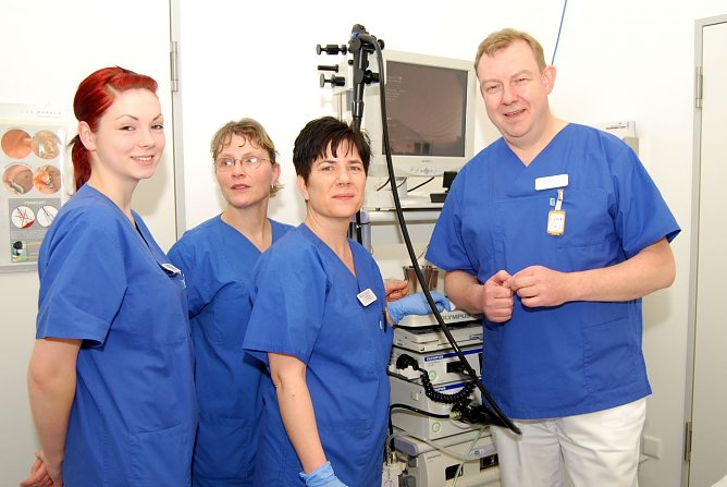 Dr. med. Gerd-Wilm Schute und sein Team. Im Hintergrund der CO&sup2;-Insufflator am Koloskopieger&auml;t. (Foto: Jochen Miche)