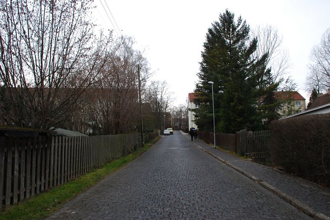 Die Stra&szlig;e "Am Kalten Graben" in Eisleben (hier von der Oberen Halleschen Stra&szlig;e aus gesehen) bleibt von morgen bis voraussichtlich Donnerstag wegen R&uuml;ckbauarbeiten voll gesperrt. (Foto: Jochen Miche)