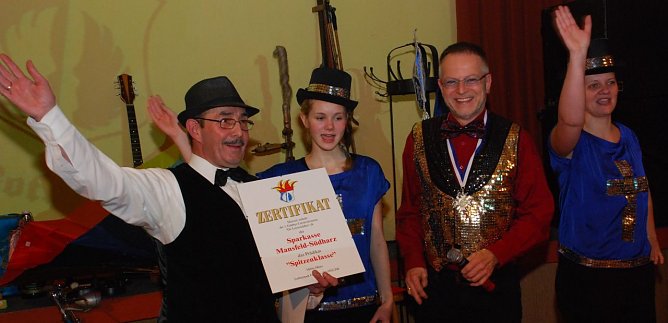 Ein dreifaches "Islebia Helau!" galt heute Abend der Sparkasse Mansfeld-S&uuml;dharz und ihrem Vorstandschef Hans Ulrich Weiss (2. v. r.). Das &ouml;ffentlich-rechtliche Geldinstitut f&ouml;rdert mit einer stolzen Spende die Kinder- und Jugendarbeit des 1. Eisleber Carnevalsvereins. (Foto: Jochen Miche)