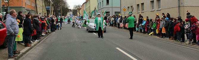 N&auml;rrinnen und Narren trotzen Wetter (1) (Foto: Karl-Heinz Herrmann)