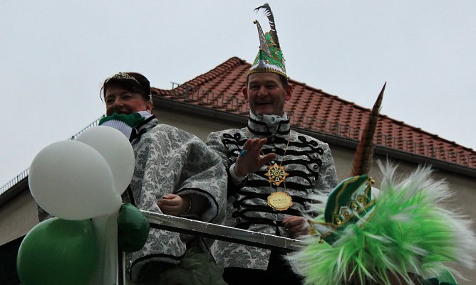 N&auml;rrinnen und Narren trotzen Wetter (1) (Foto: Karl-Heinz Herrmann)