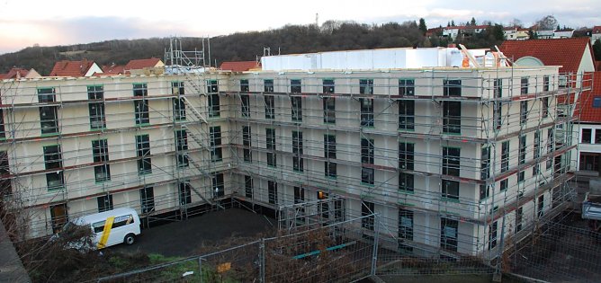 Das k&uuml;nftige Jobcenter in Hettstedt erh&auml;lt eine w&auml;rmende M&uuml;tze: Styropord&auml;mmung zum Isolieren und eine Folienbespannung zum Abdichten. (Foto: Jochen Miche)