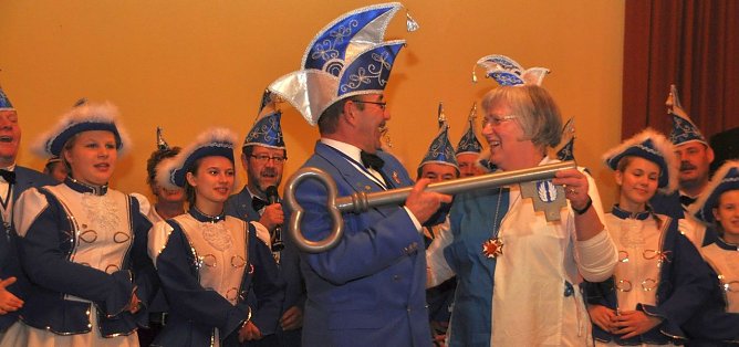 Da ist aber jemand froh, den Schl&uuml;ssel und damit eine Riesenverantwortung f&uuml;r die Lutherstadt Eisleben endlich wieder loszuwerden: Ober-"Lotterst&auml;dter" Ingo Zeidler &uuml;berreicht den Rathausschl&uuml;ssel Oberb&uuml;rgermeisterin Jutta Fischer. (Foto: Maik Knothe)