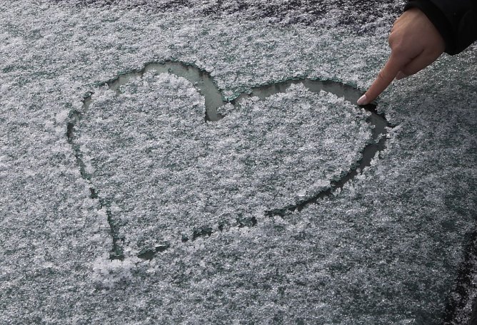 Der Winter kehrt zur&uuml;ck. Jedenfalls hatte es heute Morgen, als wieder mal die Autoscheiben freigekratzt werden mussten, den Eindruck. Aber: Es steht auch der Valentinstag bevor, zu dem am Sonntag in die Autobahnkirche Rothenschirmbach eingeladen wird. Dort d&uuml;rfte jedem warm ums Herz werden, egal, wie frostig es drau&szlig;en ist. (Foto: Klaus Winterfeld)