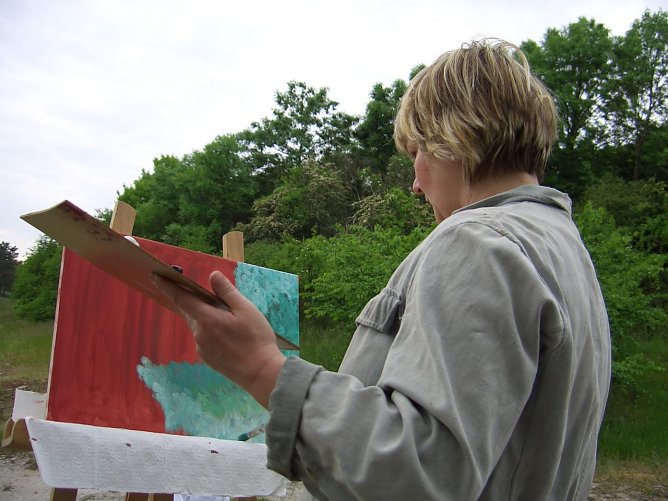 Sobald es das Wetter zul&auml;sst, wird im Freien gemalt. (Foto: Fred B&ouml;hme/Panorama-Museum)