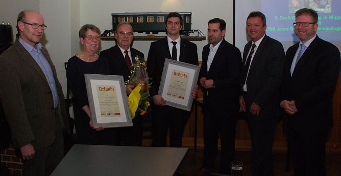 Kreishandwerksmeister Dieter Gremmer (links) geh&ouml;rte mit zur Jury des "Unternehmergeistes". Geehrt wurden vom Ziegenhof Pfeiffhausen mit dem Preis unter anderem Brigitte und Wilfried Voigt (2. u. 3. v. l.) sowie Tobias Fritzsche (4. v. l.). (Foto: Jochen Miche)