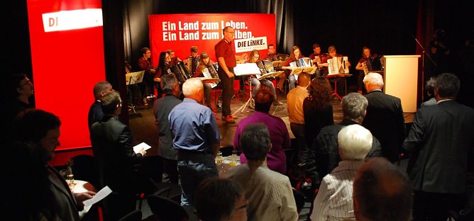 Gute Tradition: Zum Abschluss wird das Steigerlied gesungen. Es spielte die Musikschule Fr&ouml;hlich unter Leitung von Mario Dziallas. Sicherheitshalber hatte der Gastgeber Textbl&auml;tter vorbereitet. (Foto: Jochen Miche)