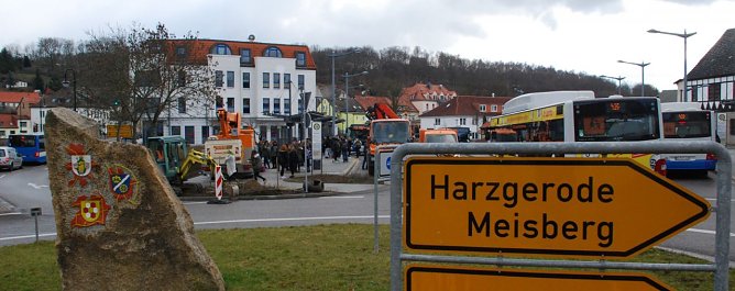 Ungew&ouml;hnliches Gedr&auml;nge herrschte heute auf dem Hettstedter Busbahnhof. Das Errichten eines Laternenmastes erforderte einen ganzen Fuhrpark einer Elektrofirma. (Foto: Jochen Miche)