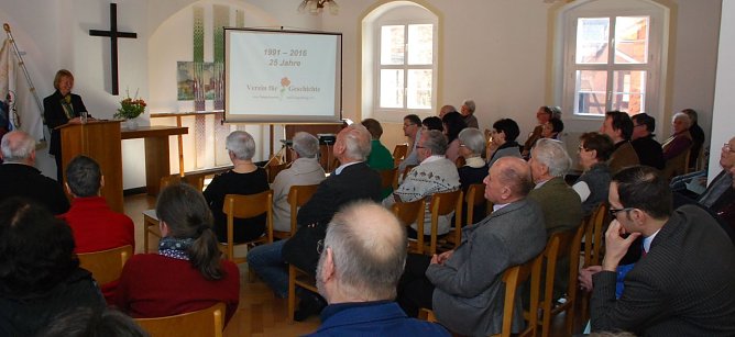 Am Ort der Gr&uuml;ndung des Geschichtsvereines wird aller f&uuml;nf Jahre und zu besonderen Anl&auml;ssen gefeiert: im evangelischen Gemeindehaus in der Riestedter Stra&szlig;e in Sangerhausen. Hier h&auml;lt Prof. Dr. Christel K&ouml;hle-Hezinger einen Vortrag zum Thema "Heimat - Fremde - Welt. Gedanken zum Jubil&auml;um." (Foto: Jochen Miche)
