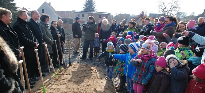 Im Sand buddeln - der Spa&szlig; daran vergeht nie. Stattdessen aber sangen die Kinder heute unter anderem "Wer will flei&szlig;ige Handwerker sehn, der muss nach Gerbstedt gehn". (Foto: Jochen Miche)