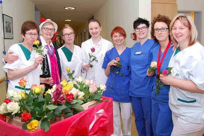 Schwestern und &Auml;rztinnen der Station E 8 in der Eisleber HELIOS Klinik bekamen zum heutigen Frauentag eine Rose &uuml;berreicht. (Foto: Gabriele Lakomy)