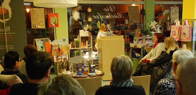 Die Autorin Isolde Kakoschky bei ihrer Buchlesung in der Hettstedter "B&uuml;cherfee". (Foto: Jochen Miche)