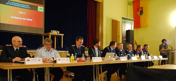 Die Landr&auml;tin, Dr. Angelika Klein, w&auml;hrend ihres Gru&szlig;wortes. Im Vordergrund das Pr&auml;sidium der Verbandsversammlung. (Foto: Jochen Miche)