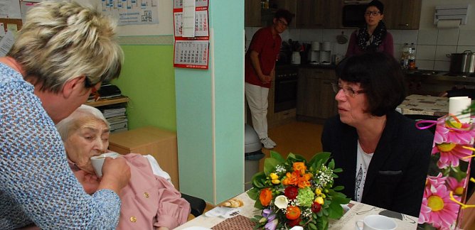 Ein K&auml;ffchen in Ehren... Die 101-j&auml;hrige Hildegard Bach lie&szlig; sich beim Kaffeetrinken von Rosalinde Scheunert helfen. Landr&auml;tin Dr. Angelika Klein (rechts) hatte ihr die besten Gl&uuml;ckw&uuml;nsche &uuml;berbracht. (Foto: Jochen Miche)