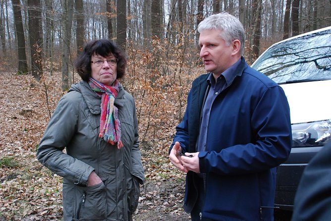 Manche Dinge m&uuml;ssen sofort besprochen werden. Landr&auml;tin Dr. Angelika Klein im Gespr&auml;ch mit dem Chef der Leitstelle Mansfeld-S&uuml;dharz, Thomas Lier. Er sagte: "Wir sind der erste Punkt der Rettungskette." (Foto: Jochen Miche)