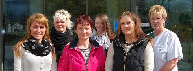 Die Auszubildenden mit der Pflegedienstleiterin vor der Klinik (Nadine Schneidewind, Nicole Schmidt, Jacqueline Jaeschke, Mandy Setzpfandt, Nicole Pfeiffer und Pflegedienstleiterin Renate Hohmann). (Foto: Gabriele Lakomy)