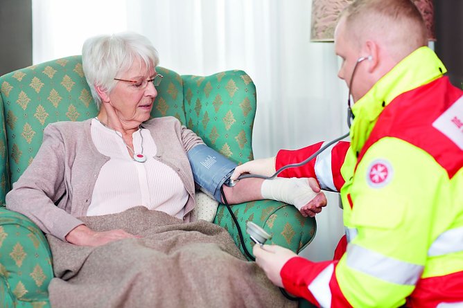 Im Notfall gen&uuml;gt ein Knopfdruck, und die fachkundigen Mitarbeiter der Johanniter veranlassen sofort, dass die betroffene Person schnelle Hilfe bekommt. (Foto: Johanniter-Unfall-Hilfe e.V. / Frank Schemmann)
