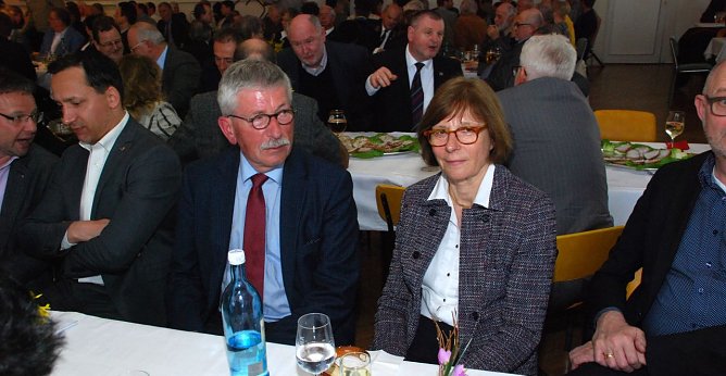 Mitten drin im Gemenge: der einstige Sanierer der Berliner Finanzen und popul&auml;re Sachbuchautor, Thilo Sarrazin, mit Ehefrau. (Foto: Jochen Miche)