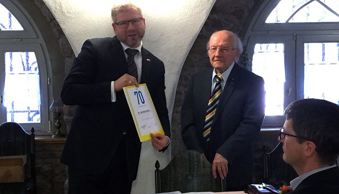 FDP-Kreisvorsitzender Harald Oster (li.) &uuml;berreicht dem Eisleber Dr.-Ing. Gerhard Boltz Urkunde und Theodor-Heuss-Medaille f&uuml;r 70-j&auml;hrige Mitgliedschaft in einer liberalen bzw. Freien Demokratischen Partei. (Foto: Kathrin Tarricone)