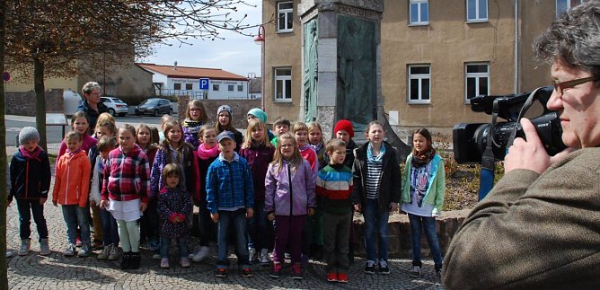 Mit Fr&uuml;hlings- und Volksliedern erfreuten die Kinder der Grundschule Mansfeld die Anwesenden und ehrten so auf wunderbare Weise Martin Luther, der selbst von Kindheit an begeistert sang und sp&auml;ter gro&szlig;artige, in die musikalische Weltliteratur eingegangene Lieder schrieb ("Ein feste Burg ist unser Gott" und andere). Rechts im Bild: Der Chef des PunkUm-Fernsehens, Ralf Haiasch, nahm alles auf. (Foto: Jochen Miche)