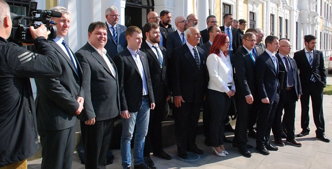Erste komplettes Gruppenfoto der AfD-Fraktion auf den Treppenstufen des Landtages. (Foto: Jochen Miche)