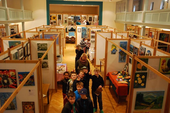 Blick in den Sonnensaal mit den vielen interessanten Kunstboxen. Und vor allem: mit den begeisterungsf&auml;higen jungen Besuchern. (Foto: Jochen Miche)