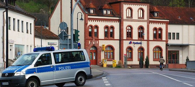 In dieser Hettstedter Postfiliale ereignete sich heute Morgen ein Verbrechen. Zwei maskierte, bewaffnete M&auml;nner waren vor &Ouml;ffnung der Post in das Geb&auml;ude eingedrungen und forderten noch vor Dienstbeginn der Angestellten Geld. (Foto: Jochen Miche)